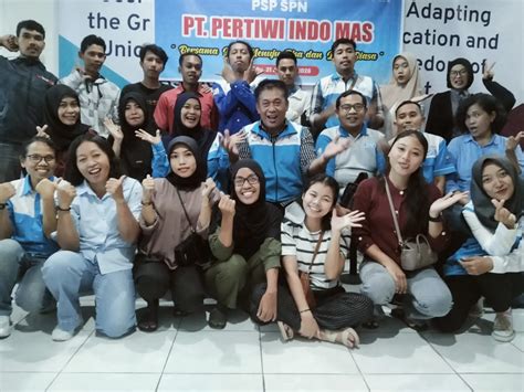 Galeri foto Pt PERtiwi IndO MAs scene spontan dan Sedih teman-teman hilang untuk pemain pagi domino di di halaman acara