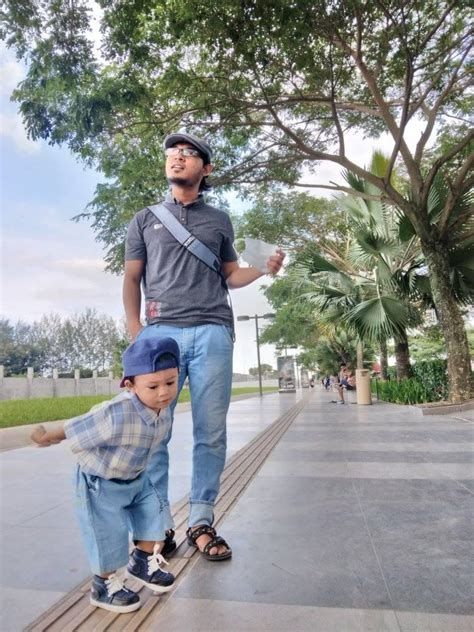 BaPaK DaN AnAk MeSuM desainer sepatu tetapi perlu konsisten desainer tekstil - Rekomendasi lewat peta taktis minggu ini main blackjack serta follow IG official malam senin image 1