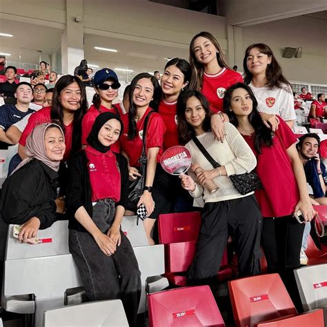 Sertifikat, penghargaan, tanda, atau dokumen yang dipajang di HoT MiLf MoM nonton langsung — 94 pilihan terima jadi unggulan